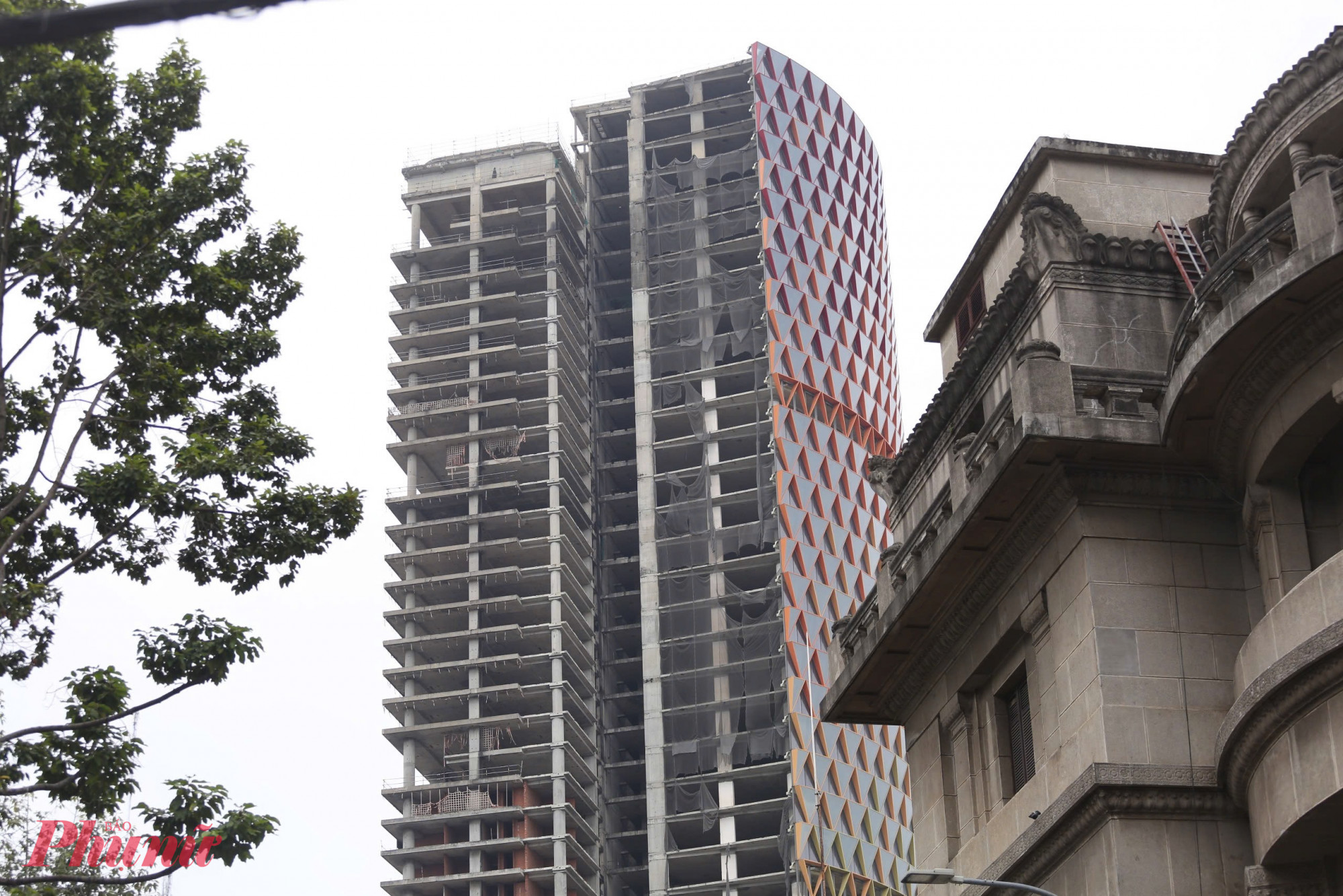 Trong bối cảnh nhiều nỗ lực hồi sinh bất thành, thông tin về đề xuất tái khởi động dự án một lần nữa dấy lên kỳ vọng về việc “giải cứu” công trình bỏ hoang giữa lõi đô thị. Tại Đại hội Đảng bộ phường Bến Thành lần thứ I (nhiệm kỳ 2025–2030), Phó Bí thư Thành ủy TPHCM Đặng Minh Thông nhấn mạnh yêu cầu xử lý dứt điểm các dự án dang dở, đặc biệt tại khu tứ giác Bến Thành, để sớm khai thác thương mại – dịch vụ, tránh lãng phí quỹ đất trung tâm.