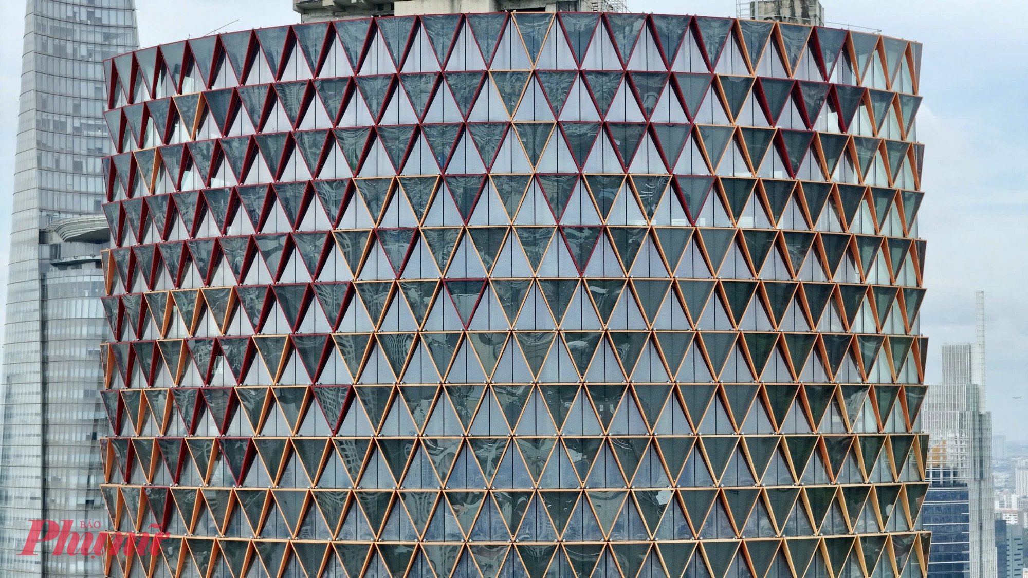 UBND TPHCM trước đó đã ban hành Văn bản số 8470/VP-ĐT (ngày 15-10-2025) và Phiếu chuyển số 2998/PC-VP (ngày 10-10-2025), chuyển đơn kiến nghị của bà Lan đến Sở Xây dựng, Sở Tài chính và UBND phường Sài Gòn để xem xét, xử lý theo thẩm quyền.