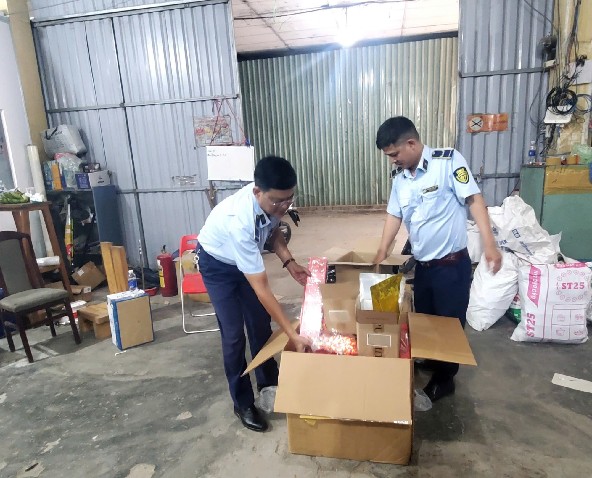 Đội quản lý thị trường số 14 tịch thu các tang vật. Ảnh: QLTT