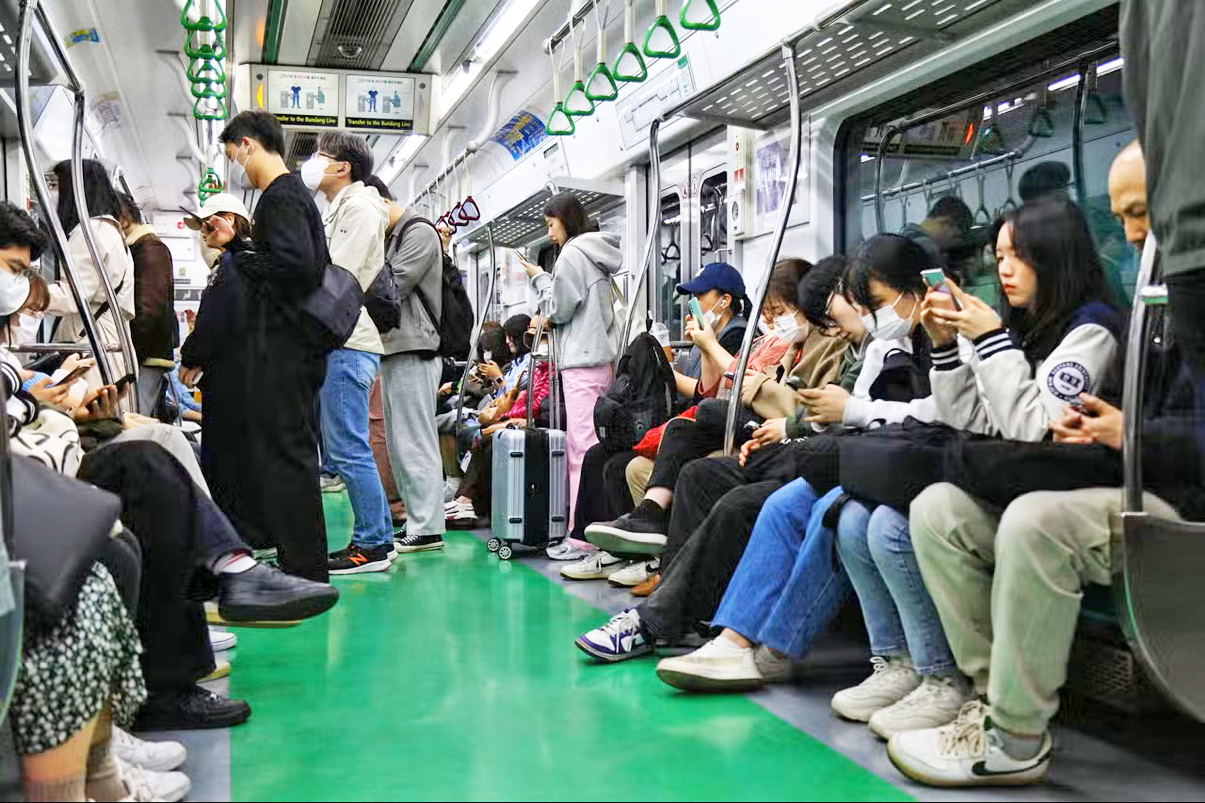 Hành khách đi tàu điện ngầm ở Seoul, Hàn Quốc - Nguồn ảnh minh họa: 123rf