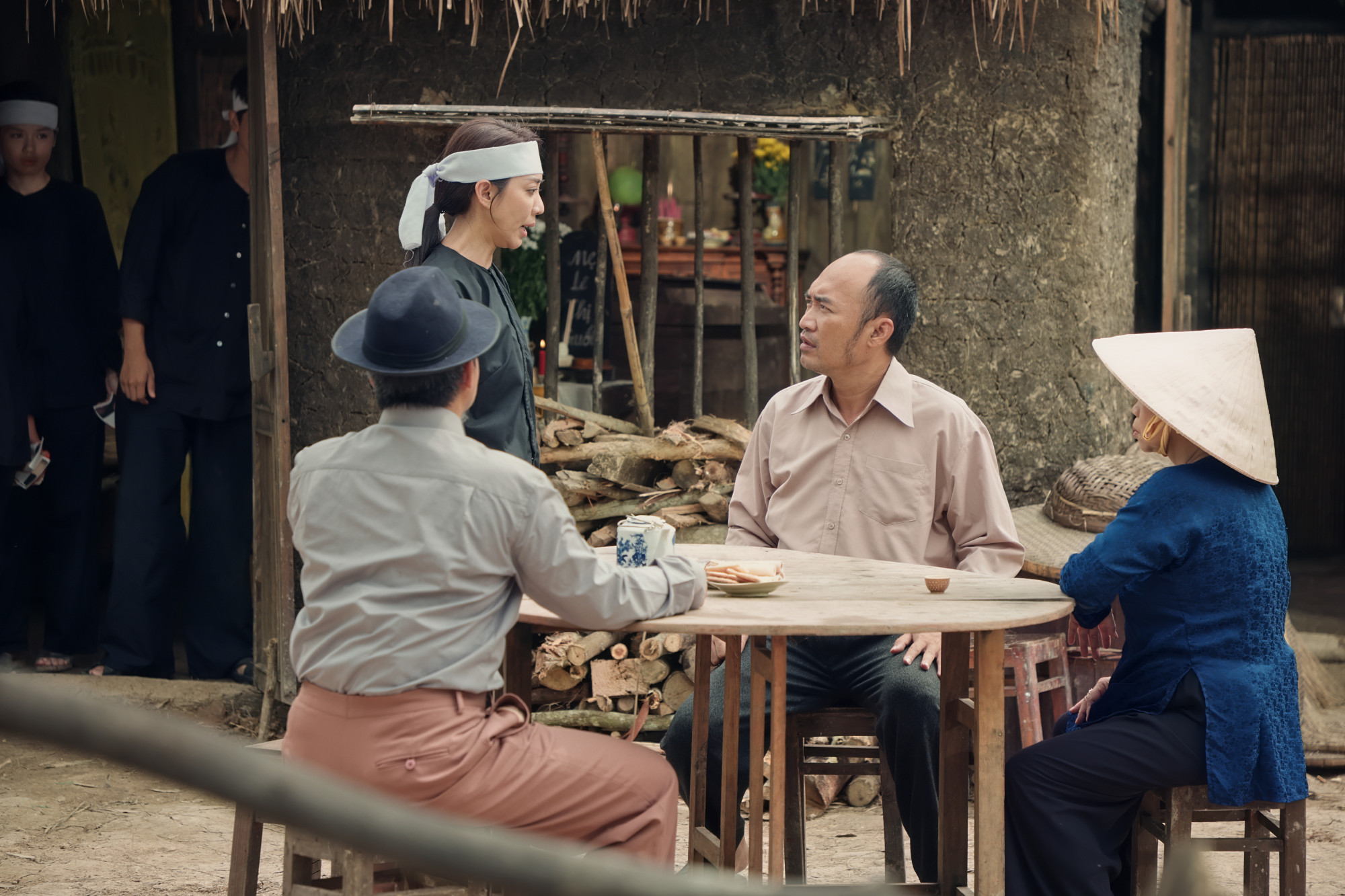 Trung Lùn và Tiến Luật vào vai chủ nợ (Ảnh: ĐPCC)