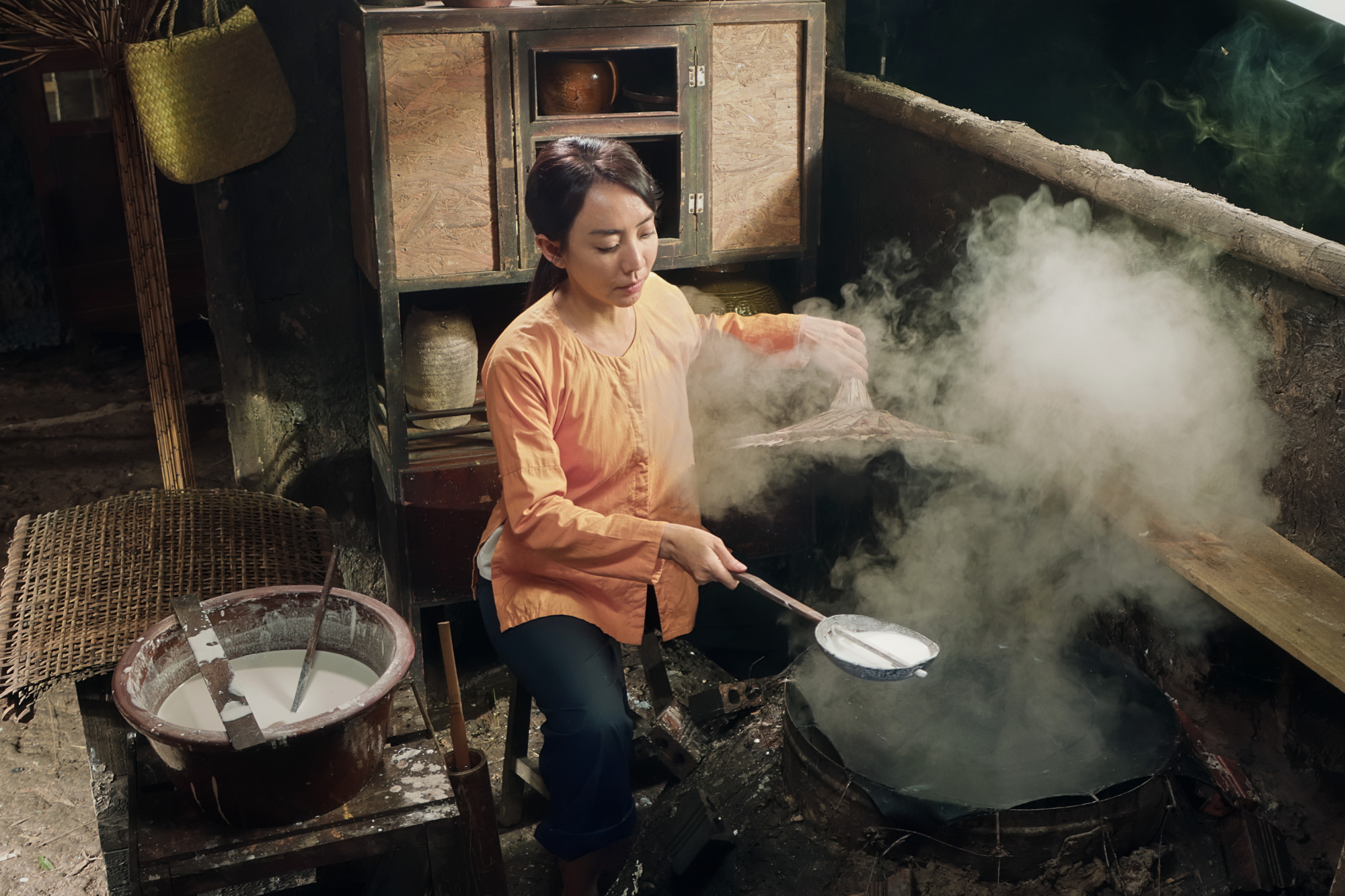 Thu Trang đưa bánh tráng vào phim (Ảnh: ĐPCC)