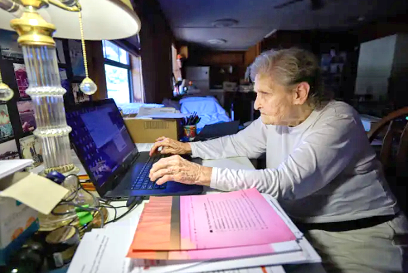 Bà Patricia Willson đang tập trung viết thư xin việc ở tuổi 93 - Nguồn ảnh: Business Insider