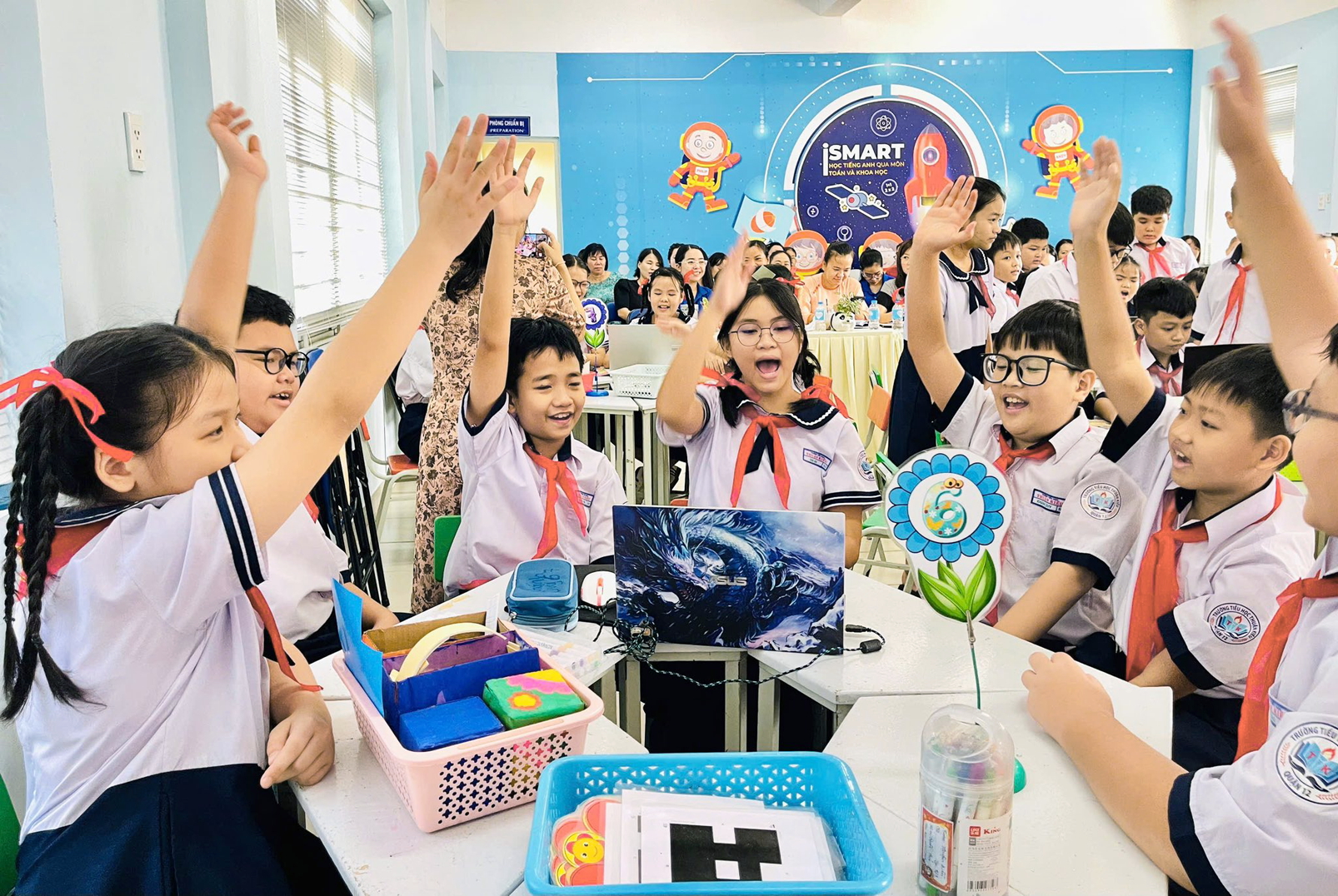 Học sinh lớp Năm Trường tiểu học Thuận Kiều trong 1 tiết môn toán được ứng dụng công nghệ STEM có phụ huynh tham dự