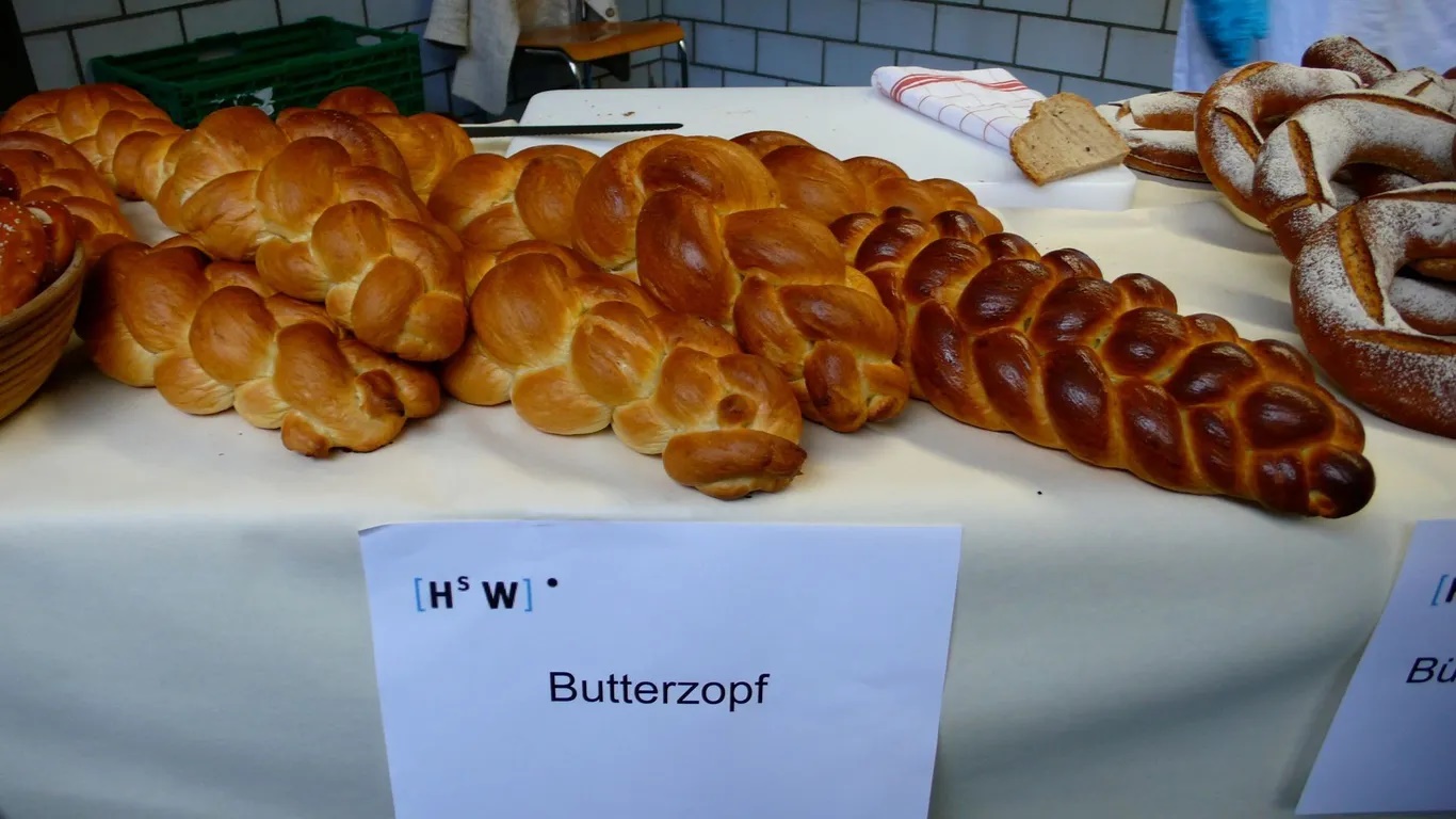 Bánh mì zopf ở Bern, Thụy Sĩ. Bánh mì bện duyên dáng này tượng trưng cho sự đoàn kết và yêu thương. Zopf luôn có trong thực đơn bữa sáng tại các quán cà phê ở Bern và ăn cùng với mứt, mật ong, thịt nguội và phô mai. Theo truyền thống, bánh mì zopf mềm ăn với bơ vàng, mứt tươi và được làm vào thứ Bảy để gia đình thưởng thức vào cuối tuần.