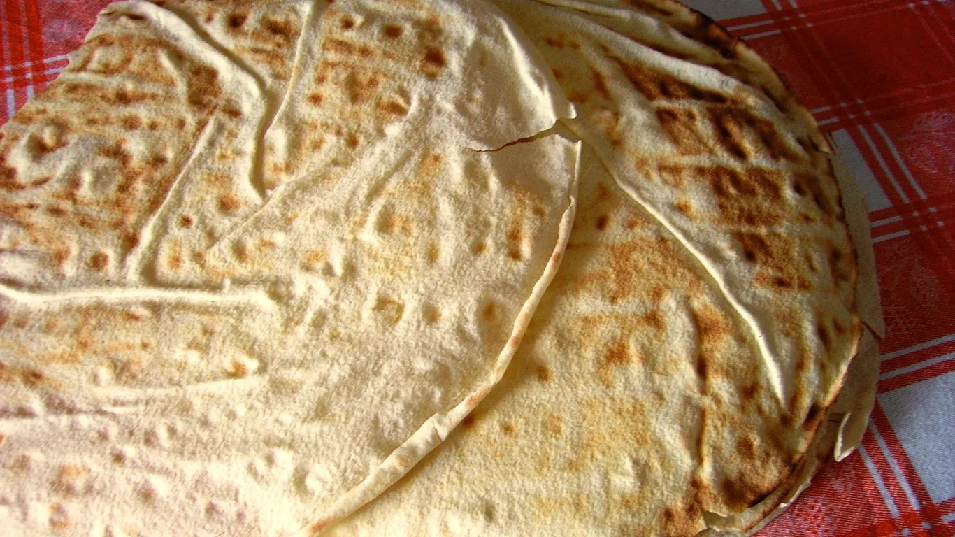 Bánh pane carasau ở Sardinia, Ý. Pane carasau có ở đảo Sardinia từ hơn 1.000 năm trước. Bánh giòn xốp và mỏng như giấy. Ở Sardinia, bạn sẽ được ăn pane carasau với dầu ô liu, cà chua, trứng chần, phô mai và nước dùng đậm đà.