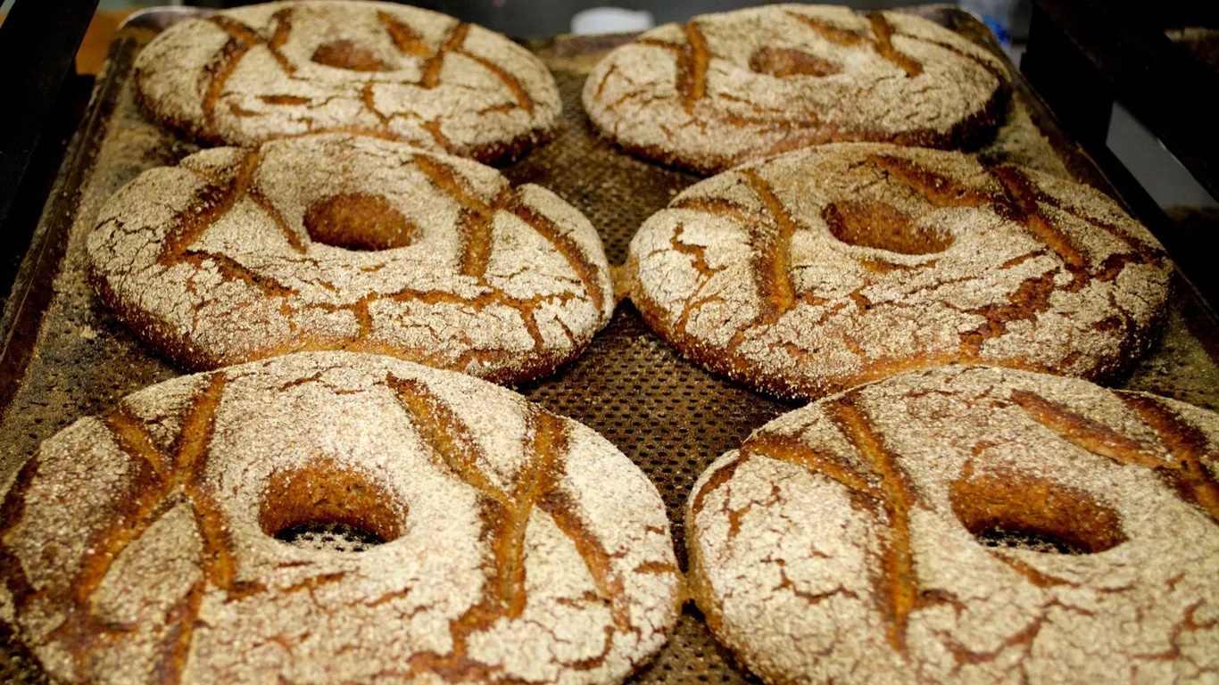 Bánh mì ruisreikäleipä ở Phần Lan. Bánh được làm từ bột lúa mạch đen nguyên cám nên được gọi là bánh mì lúa mạch đen Phần Lan. Bánh có vị chua đặc trưng và thời hạn sử dụng rất dài. Bạn có thề thưởng thức ruisreikäleipä với bơ và phô mai cho bữa sáng, ăn cùng với súp và cà ri cho bữa trưa và ăn kèm với cá hồi hun khói cùng khoai tây nghiền cho bữa tối.