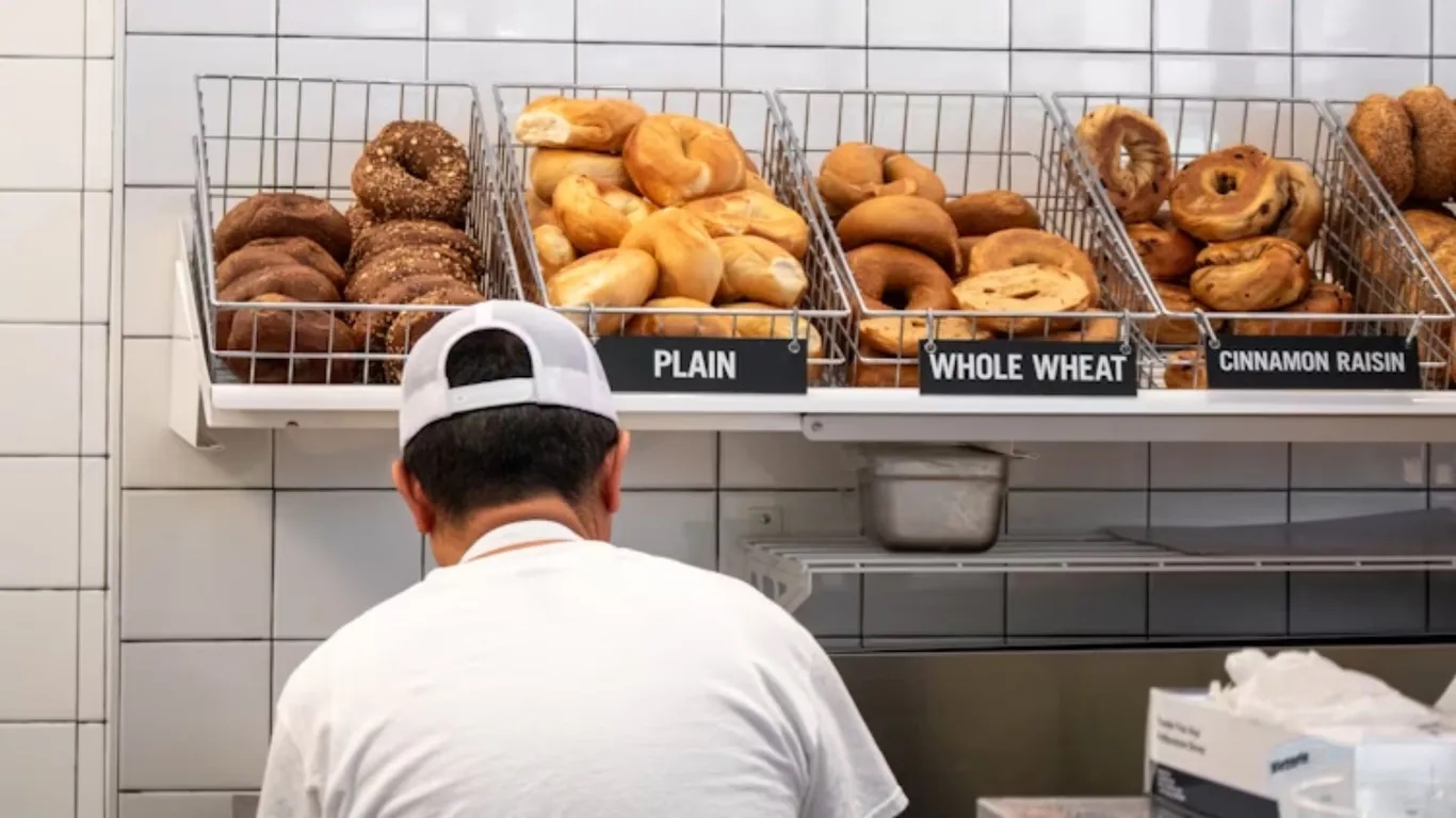 Bánh mì vòng tròn ở Krakow, Ba Lan. Bạn hãy thưởng thức bánh mì vòng tròn nóng hổi kiểu obwarzanek krakowski tại các xe đẩy của người địa phương. Bánh có vị mặn của muối, mùi thơm của hạt mè, hành tây. Mọi người thích ăn bánh với phô mai, bơ, trứng và cá hồi hun khói. Thú vị là bánh mì này được luộc trong nước hoặc nước pha mật ong rồi mới đem nướng.