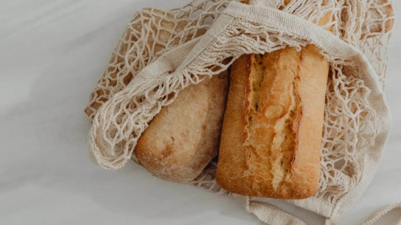 Bánh mì ciabatta ở Adria, Ý. Ciabatta có nghĩa là “dép lê” và bánh có hình phẳng và dài. Bánh có độ dai đặc trưng, vỏ bánh giòn tan và có màu vàng ươm.