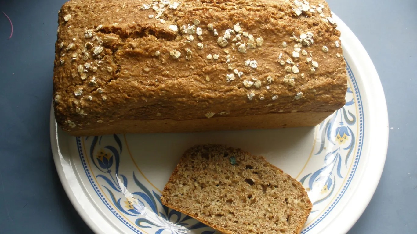 Bánh mì soda của Ireland. Vào thế kỷ 19, khi men làm bánh còn khan hiếm, người Ireland đã dùng baking soda trộn với bột mì và bơ sữa để cho ra ổ bánh trong vòng 1 tiếng. Bánh mì nở nhanh này hiện nay có ở khách sạn cao cấp, các quán rượu và những trong bữa ăn gia đình ở Ireland. Bạn nên đến The Bakehouse ở Dublin, Moran's Oyster Cottage ở Galway và McCambridges ở Galway để thưởng thức hương vị đích thực của bánh mì soda.