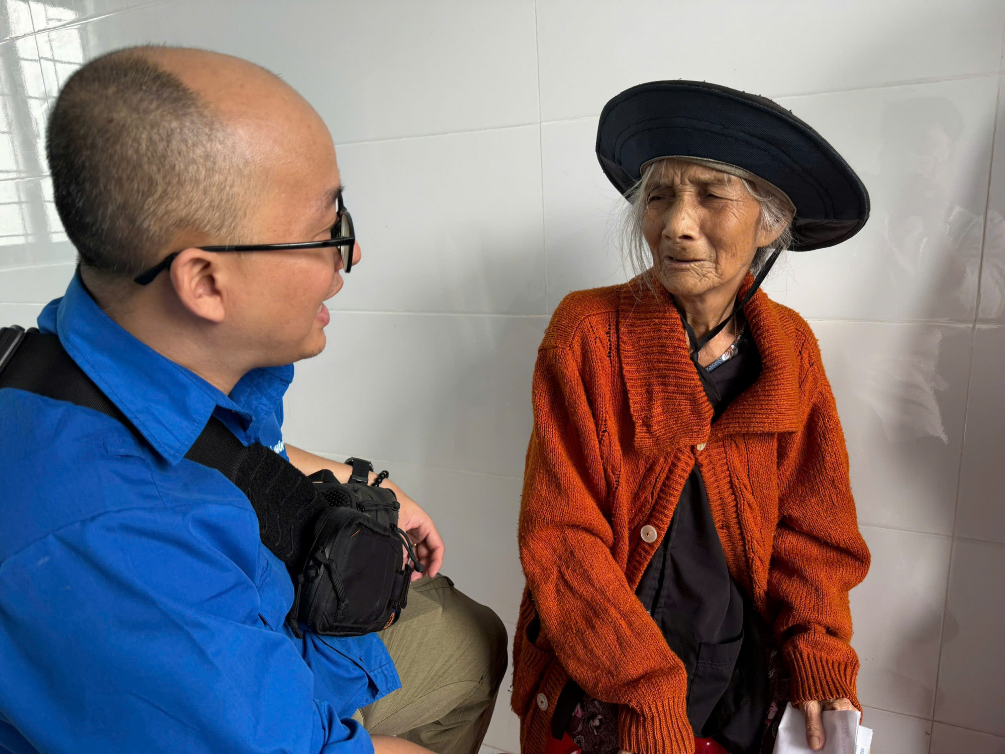 Bà Xửng trò chuyện với nhân viên y tế TPHCM, ảnh M.T