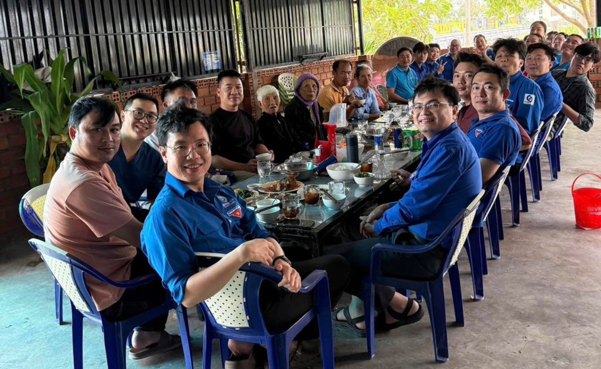 Bà con dùng cơm với đoàn bác sĩ sau khám bệnh, ảnh M.T