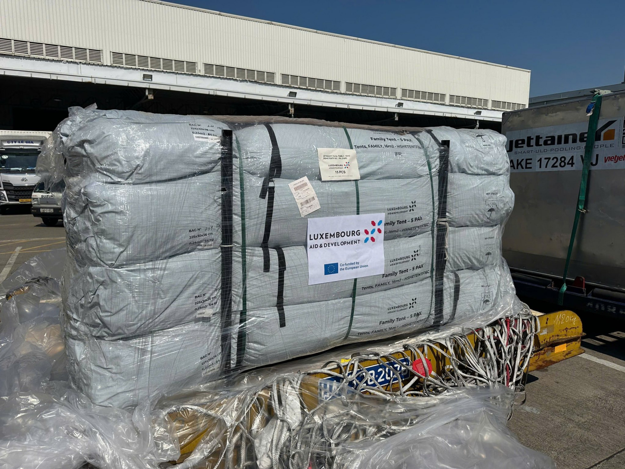 lô hàng cứu trợ của Liên minh Châu Âu (EU) được vận chuyển từ Luxembourg đến sân bay quốc tế Nội Bài ngày 24/11. Ảnh: Bộ NN-MT