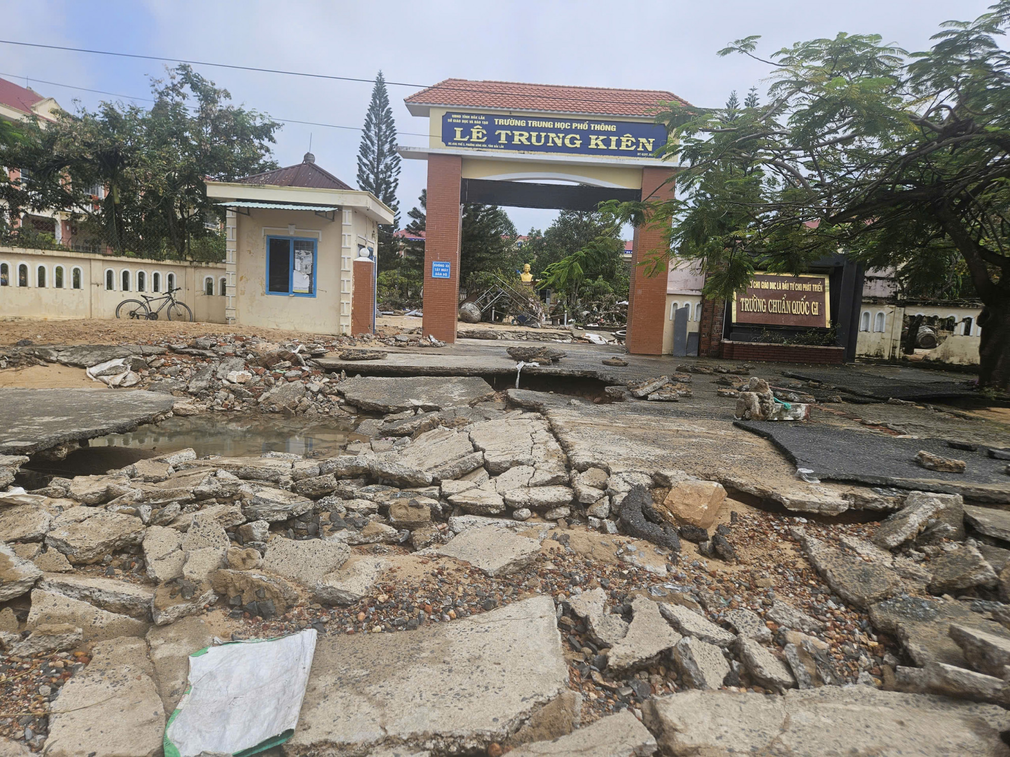 Nhiều trường học bị thiệt hại nặng nề sau trận lũ lịch sử