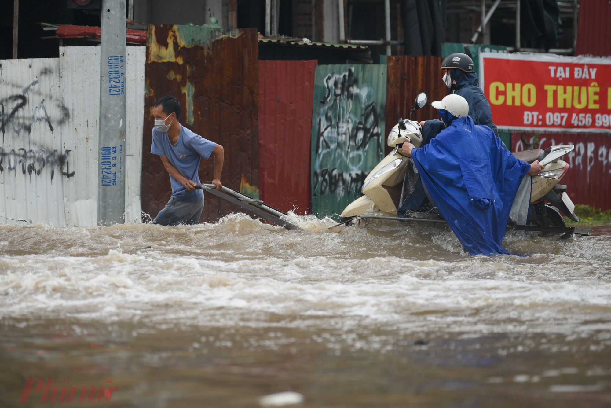 Trong nước ngập chứa nhiều mầm bệnh nguy hiểm. Người dân cần làm theo khuyến cáo của chuyên gia y tế để bảo vệ sức khoẻ và phát hiện kịp thời các dấu hiệu nhiễm bệnh (ảnh: Bảo Khang - PNO)