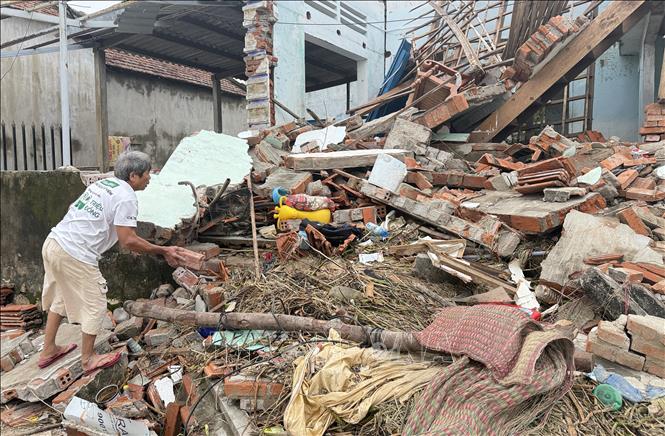 Ông Nguyễn Văn Tiến (khu phố Phước Khánh, phường Tuy Hòa) dọn dẹp nhà cửa bị sập do mưa lũ gây ra. Ảnh: Tường Quân/TTXVN