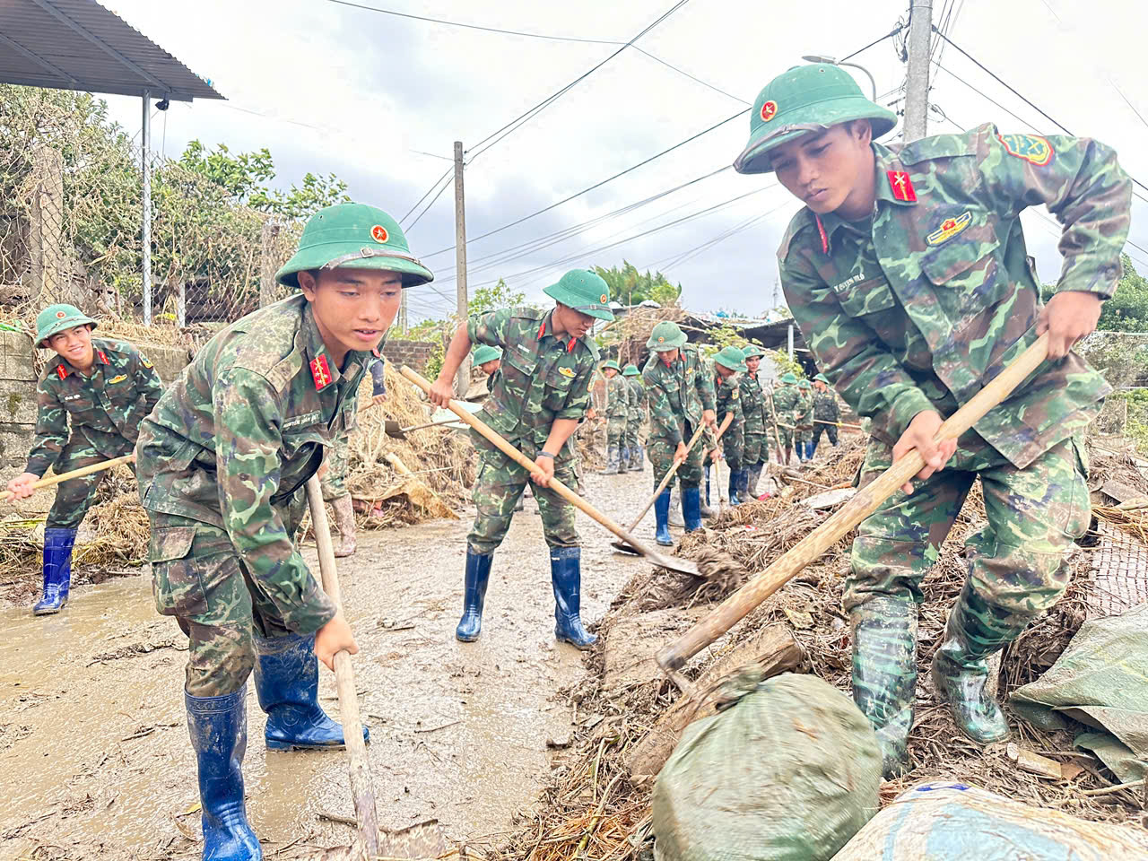 Lực lượng của Quân đoàn 34 tham gia hỗ trợ người dân khắc phục  hậu quả do mưa lũ gây ra - Ảnh: L.T.