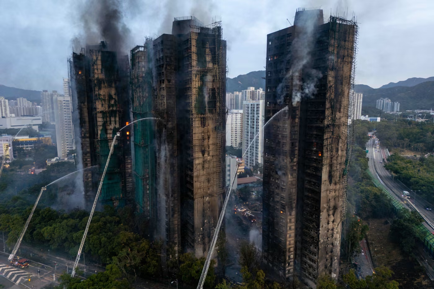 Khói và lửa bốc lên khi đám cháy lớn thiêu rụi nhiều tòa nhà dân cư tại khu dân cư Wang Fuk Court ở Hồng Kông (Trung Quốc) - Ảnh: Vernon Yuen/Nexpher/ZUMA Press Wire/Shutterstock