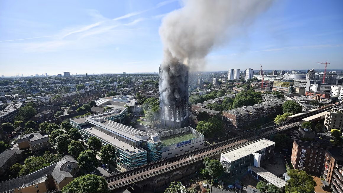 Khói bốc lên từ tòa nhà Grenfell Tower ở Tây London (Anh), vào ngày 14/6/2017 - Ảnh: Leon Neal/Getty Images