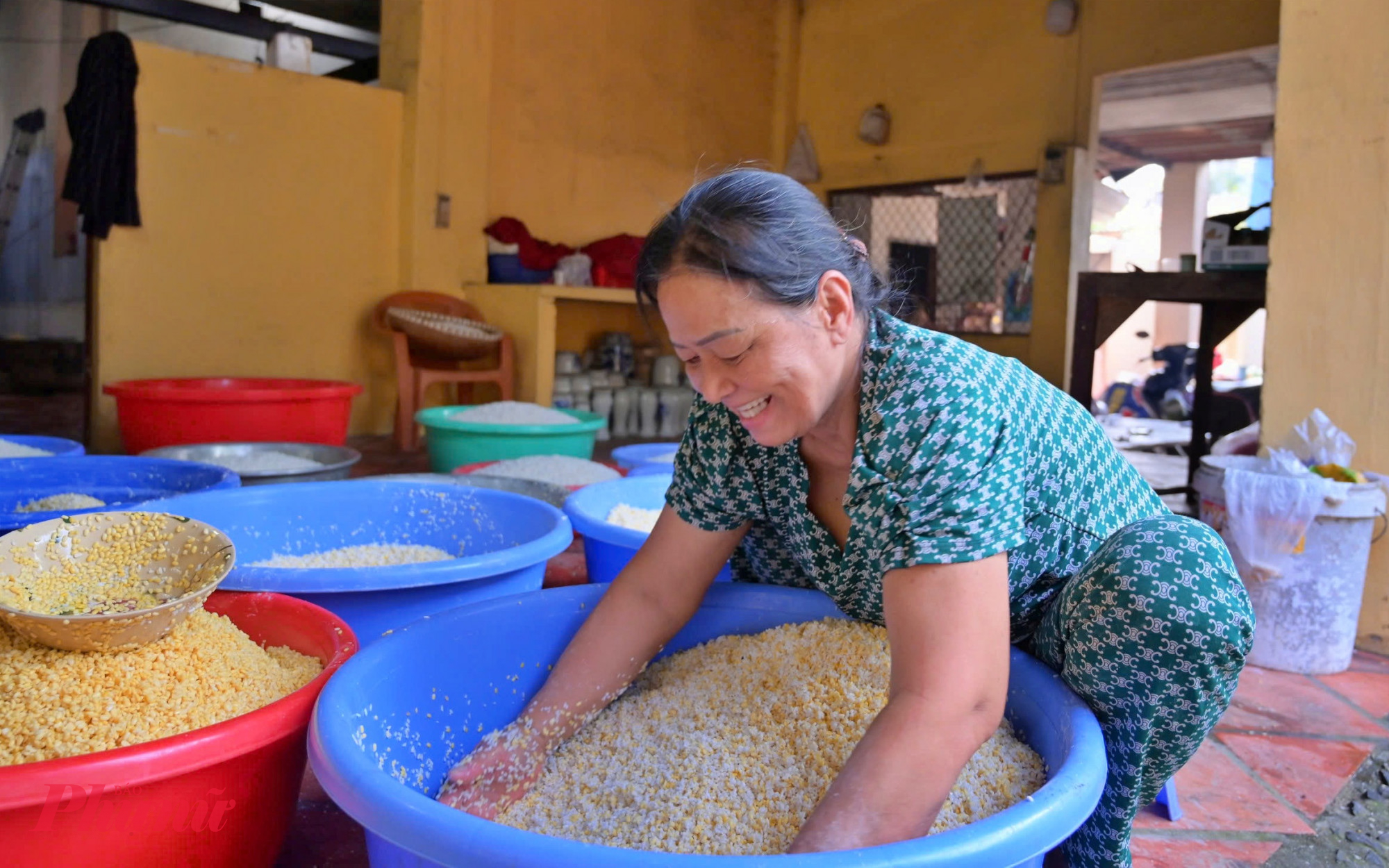 Mỗi người một việc và ai nấy đều rất hứng khởi khi được giúp đỡ bà con miền Trung vượt qua khó khăn lúc này.