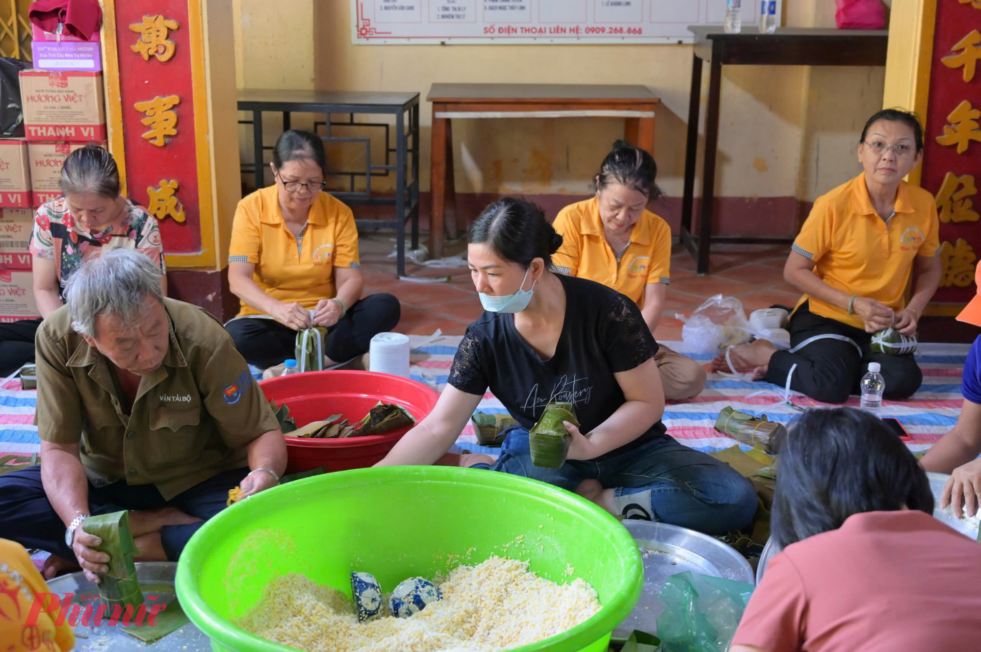 Mọi người hỗ trợ nhau gói bánh