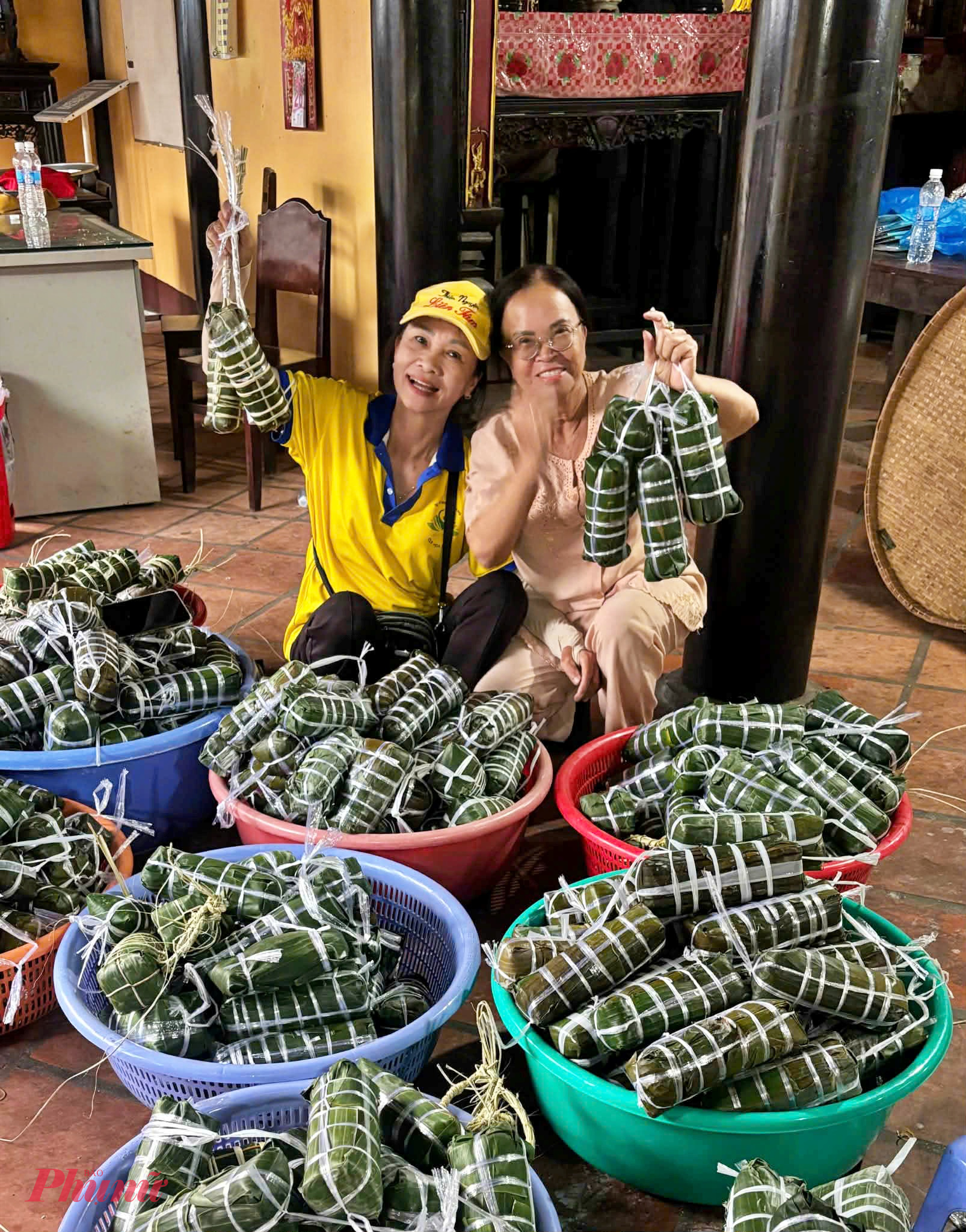 Những mẻ bánh chờ được đưa vào nồi