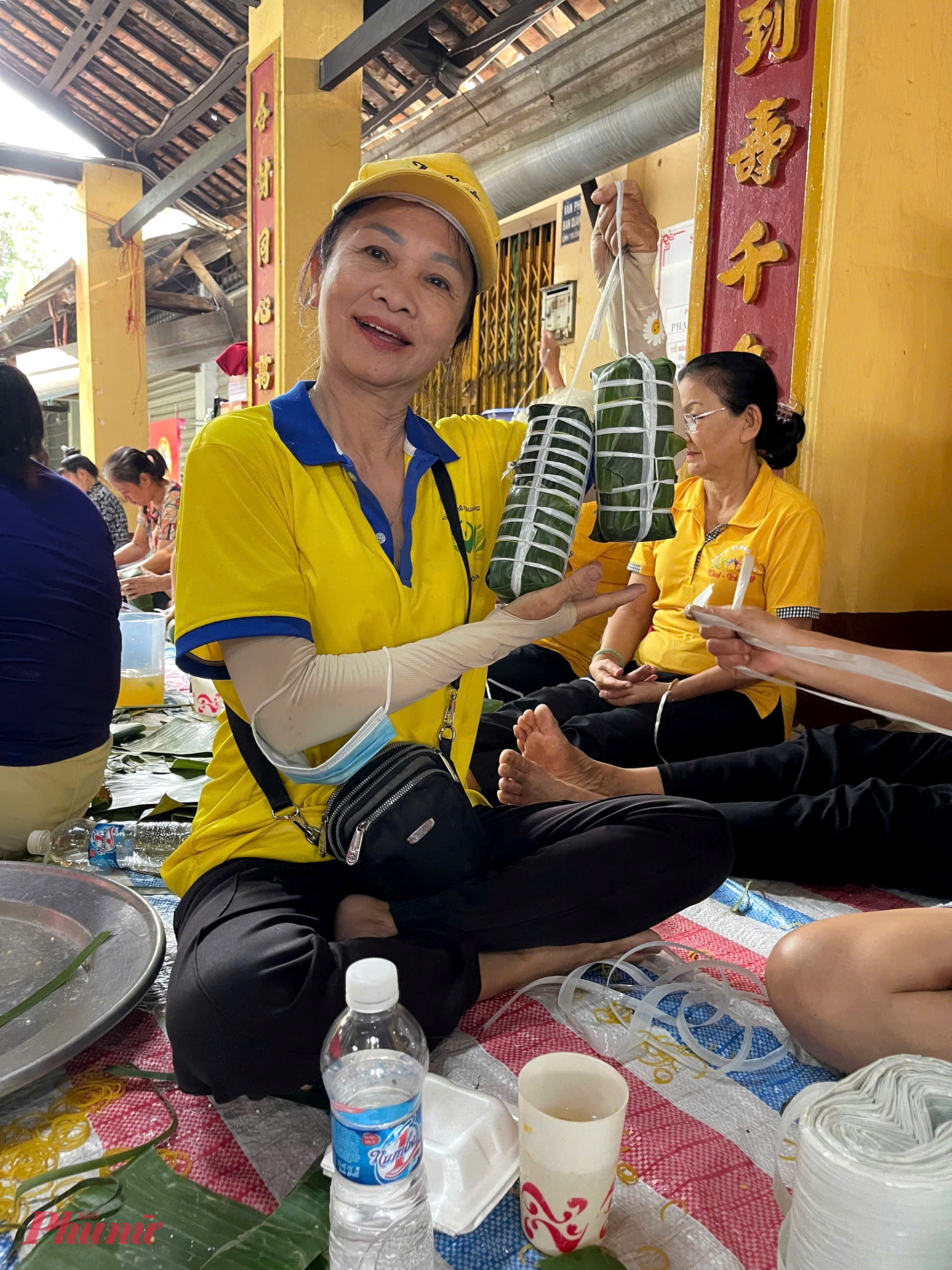 Bà Hương rất vui sau khi gói xong những chiếc bánh tét đầu tiên