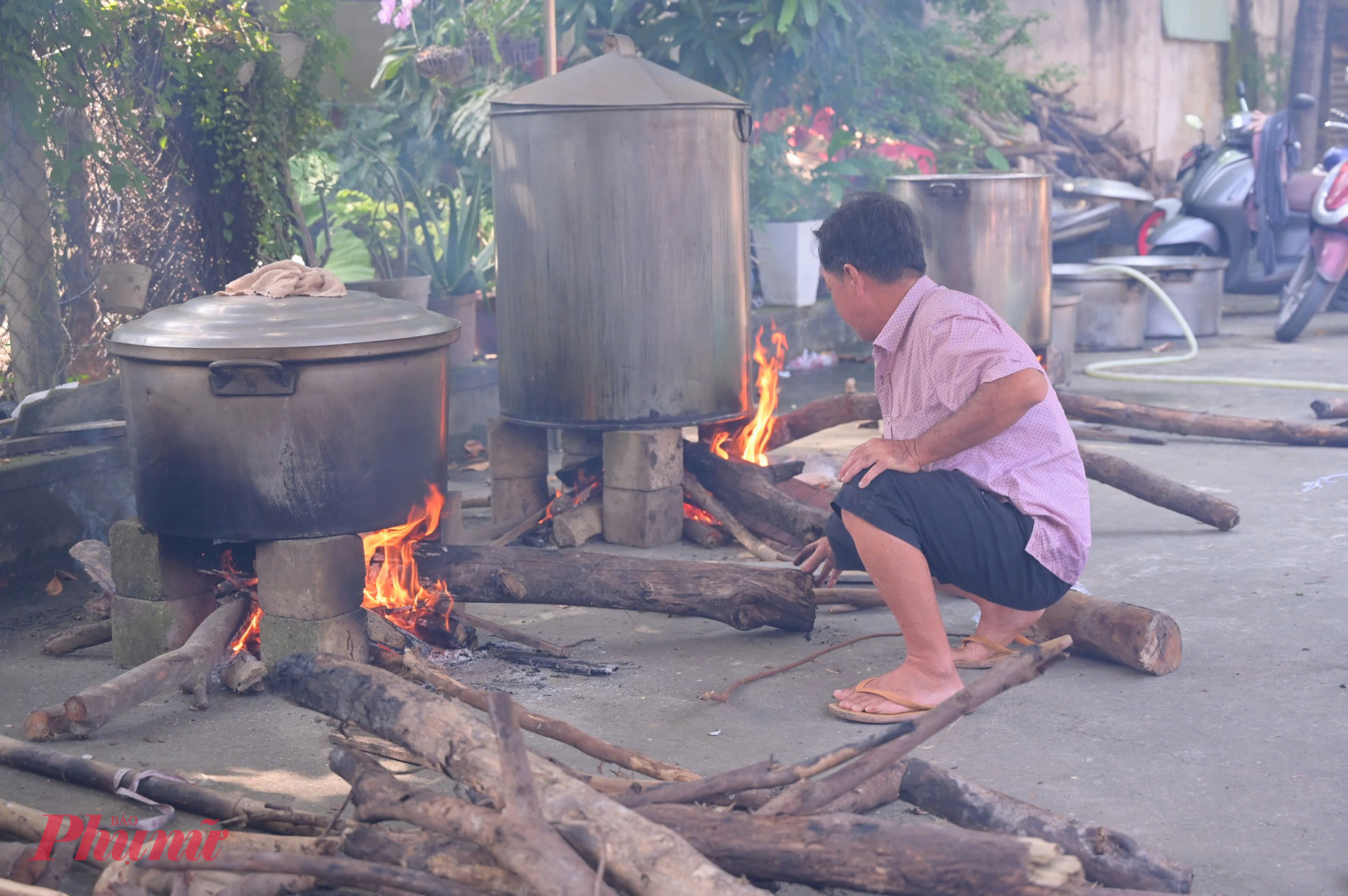 17 nồi bánh ngày đêm trên bếp lửa đỏ.