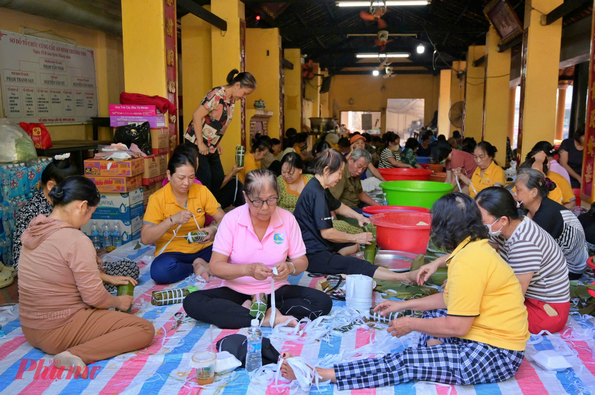 Người dân quây quần tại đình Trường Thọ gói bánh tét gửi bà con miền Trung