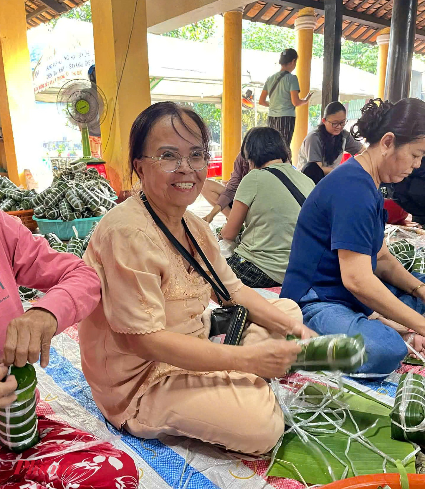 Bà Trang gói bánh tét gửi tặng bà con miền Trung vừa trải qua lũ lụt