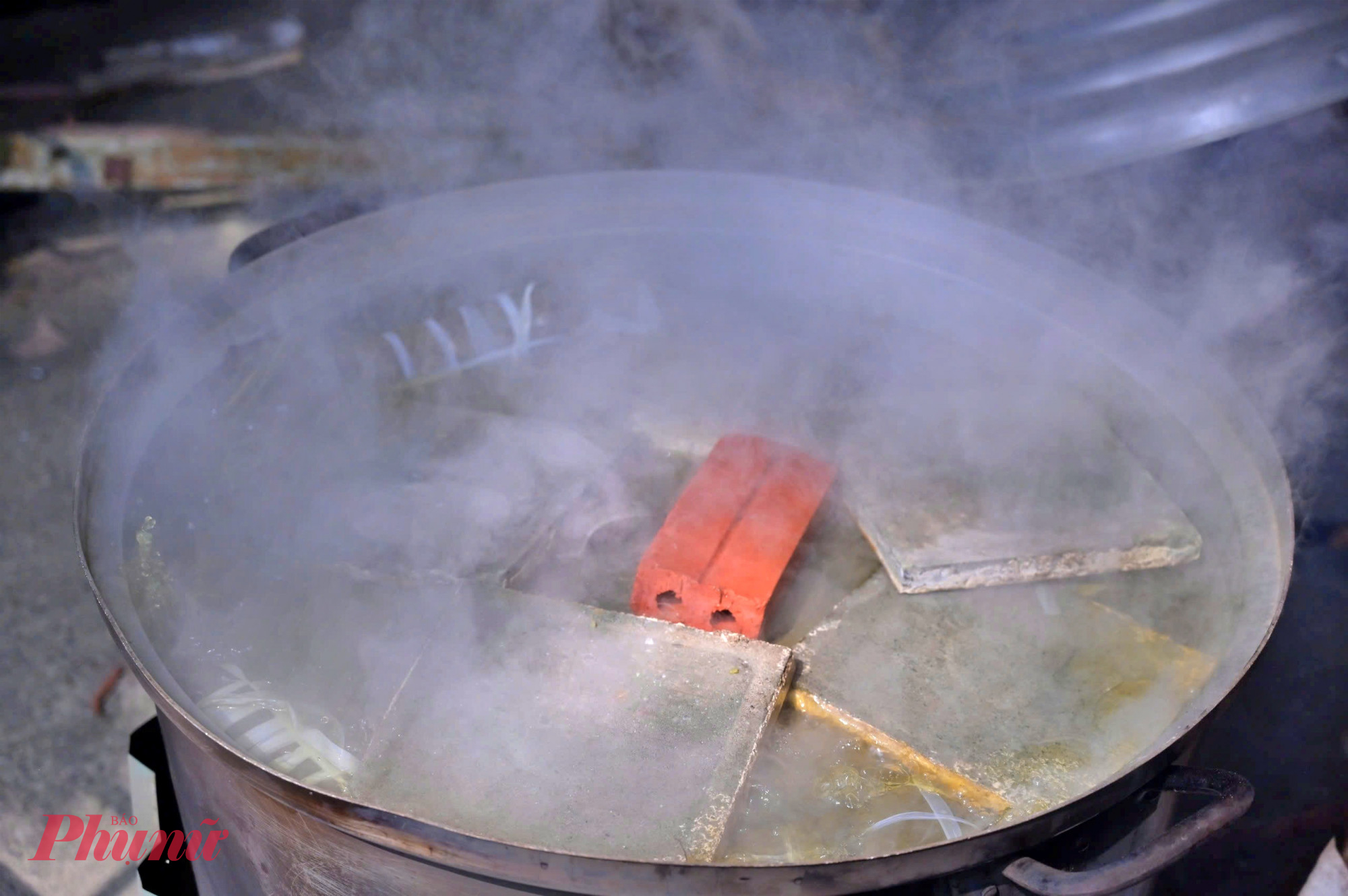 Theo người dân, bánh tét được nấu thủ công bằng bếp củi sẽ giúp bánh thơm ngon hơn, hương vị được giữ lại lâu hơn