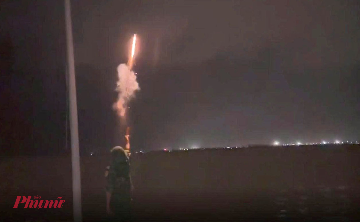 Bộ đội Biên phòng tỉnh Đắk Lắk tổ chức bắn pháo hiệu báo bão số 15-Ảnh: HĐ