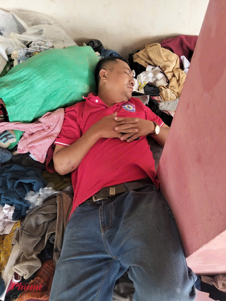 Tranh thủ chợp mắt vài phút buổi trưa trước khi vào ca buổi chiều.