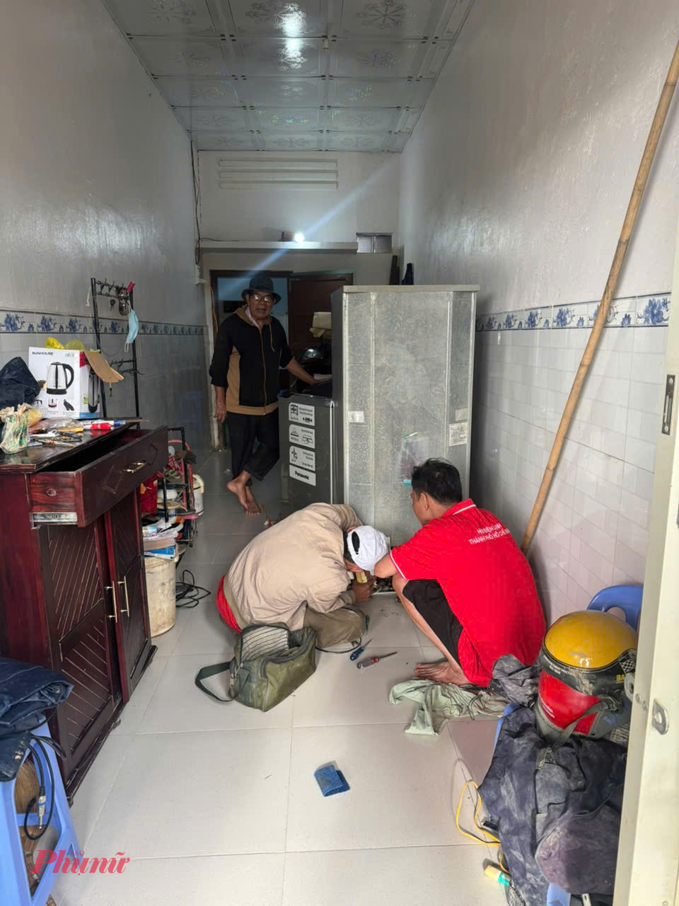 Với các gia đình neo đơn, có người lớn tuổi, các kỹ thuật viên sẽ đến tận nơi sửa chữa.