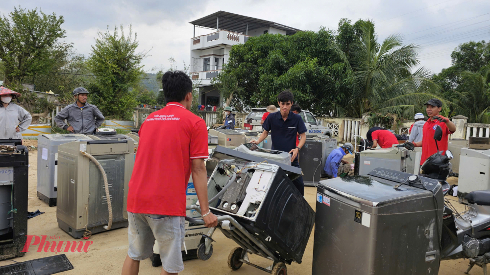 Các máy sửa xong di chuyển qua một chỗ để người dân tới nhận