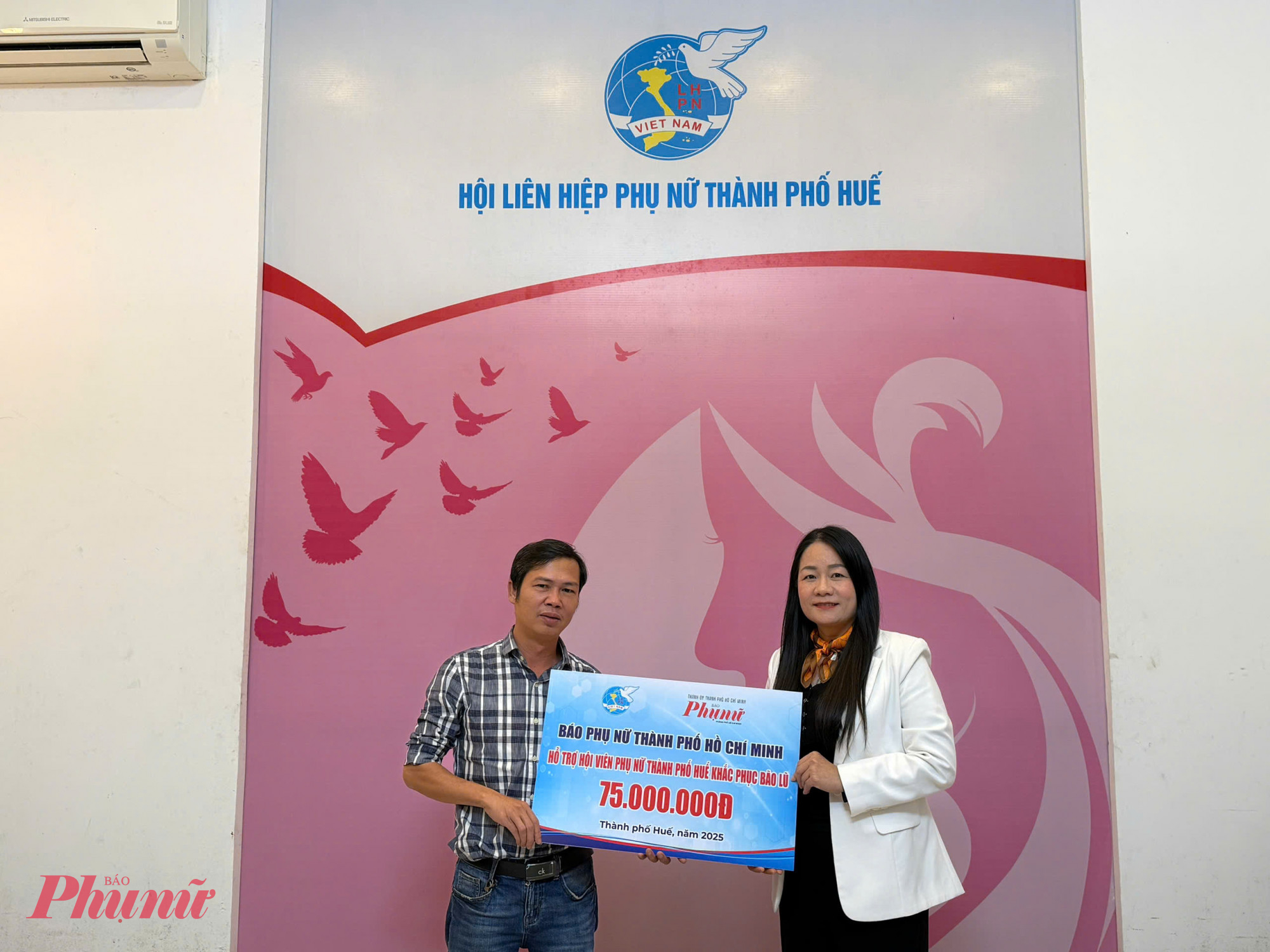 Nhà báo Hồ Ngọc Minh đại diện báo Phụ nữ TPHCM Trao bảng tượng trưng ủng hộ đồng bào, phụ nữ TP Huế