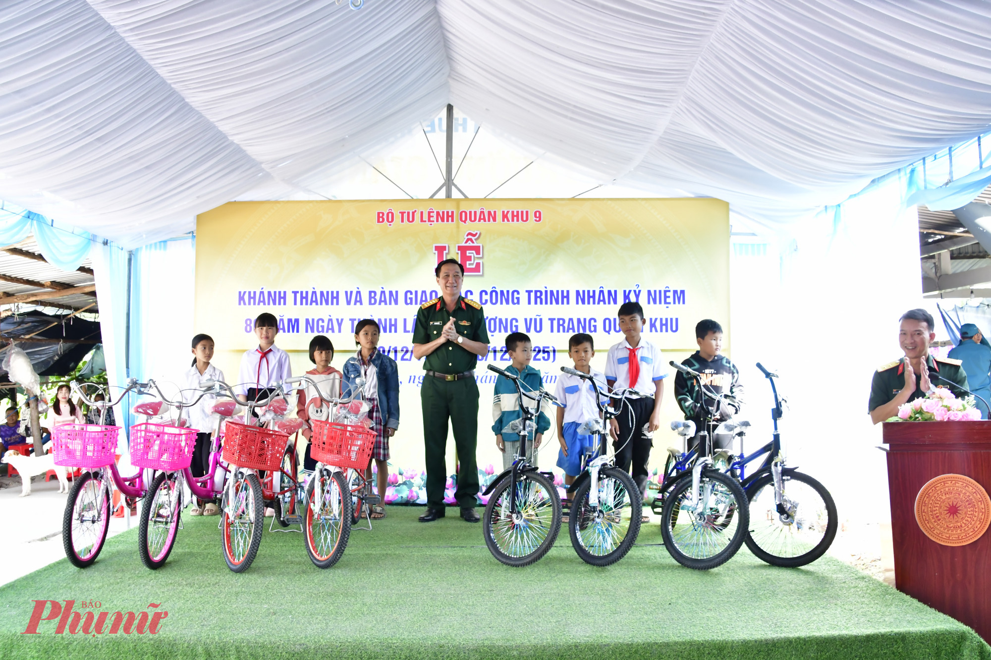 Lãnh đạo Bộ Chỉ huy Quân sự tỉnh An Giang trao xe đạp cho học sinh có hoàn cảnh khó khăn - Ảnh Phương Vũ