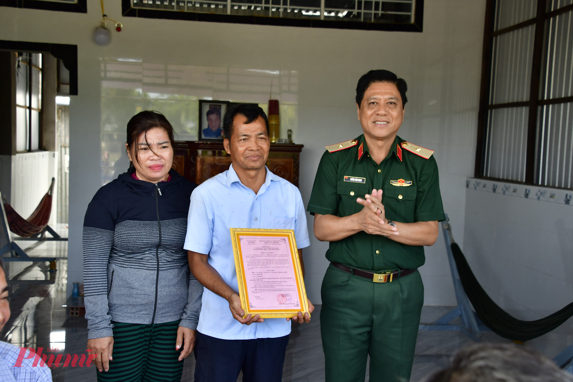 Lãnh đạo Bộ Tư lệnh Quân khu 9 trao nhà cho người dân xã Đông Hưng - An Giang - Ảnh Phương Vũ