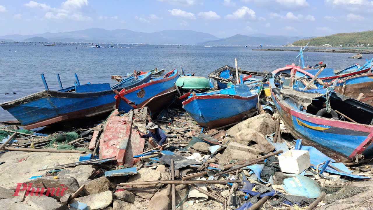 Bão số 13 gây hư hại tàu thuyền phường Sông Cầu, tỉnh Đắk Lắk - Ảnh: Mạnh Hoài Nam