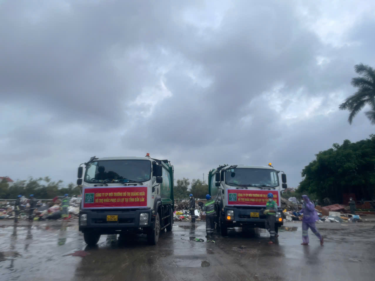 Nhiều đơn vị ở các tỉnh huy động nhân lực, phương tiện hỗ trợ các địa phương thu gom rác - Ảnh: B.X.