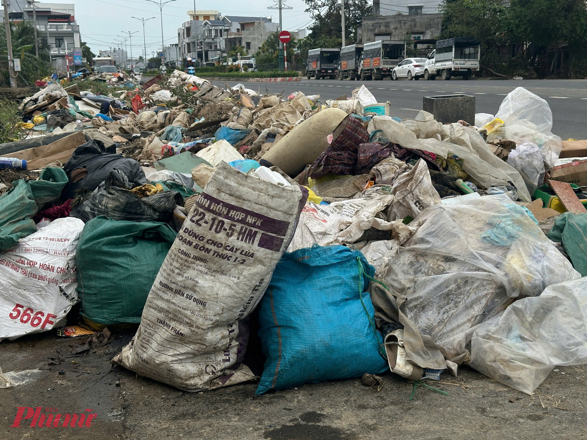 Rác tồn đọng khắp nơi ở các xã, phường phía Đông sau mưa lũ