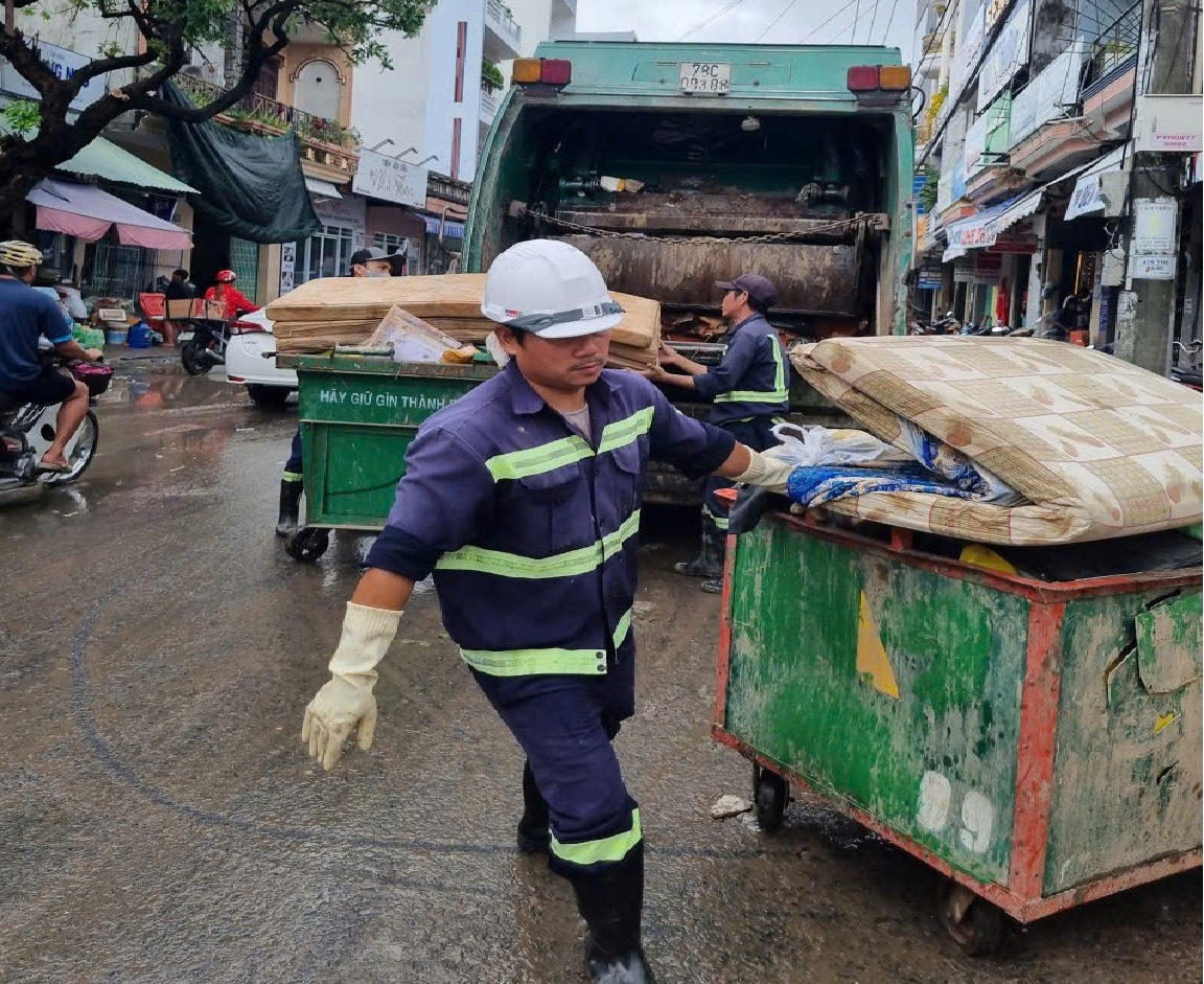 Gần 500 công nhân được huy động tham gia dọn dẹp vệ sinh, thu gom rác - Ảnh: B.X.