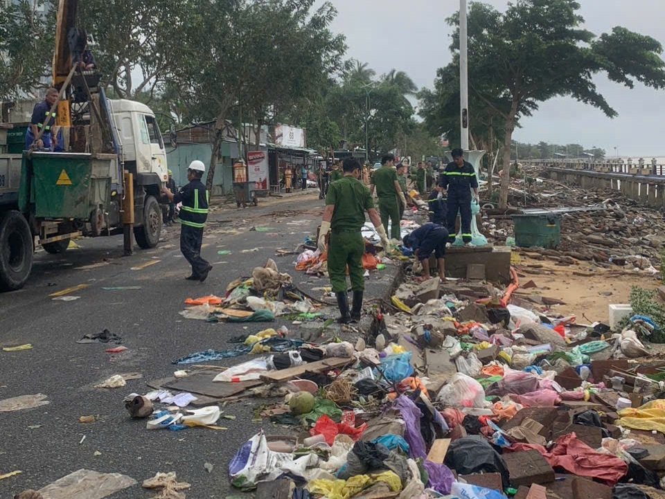 Lực lượng chức năng tham gia dọn dẹp vệ sinh môi trường - Ảnh: B.X.