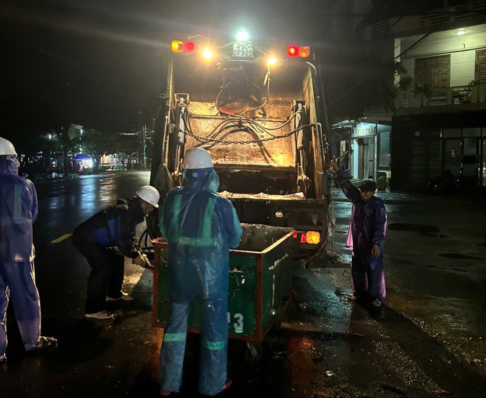 Các công nhân làm việc cả ngày lẫn đêm để thu gom rác - Ảnh: B.X.