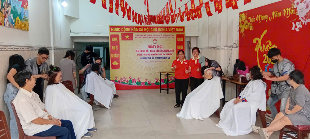 Hoạt động cắt tóc miễn phí cho người cao tuổi tại trụ sở 267 Võ Văn Tần - Ảnh: CT