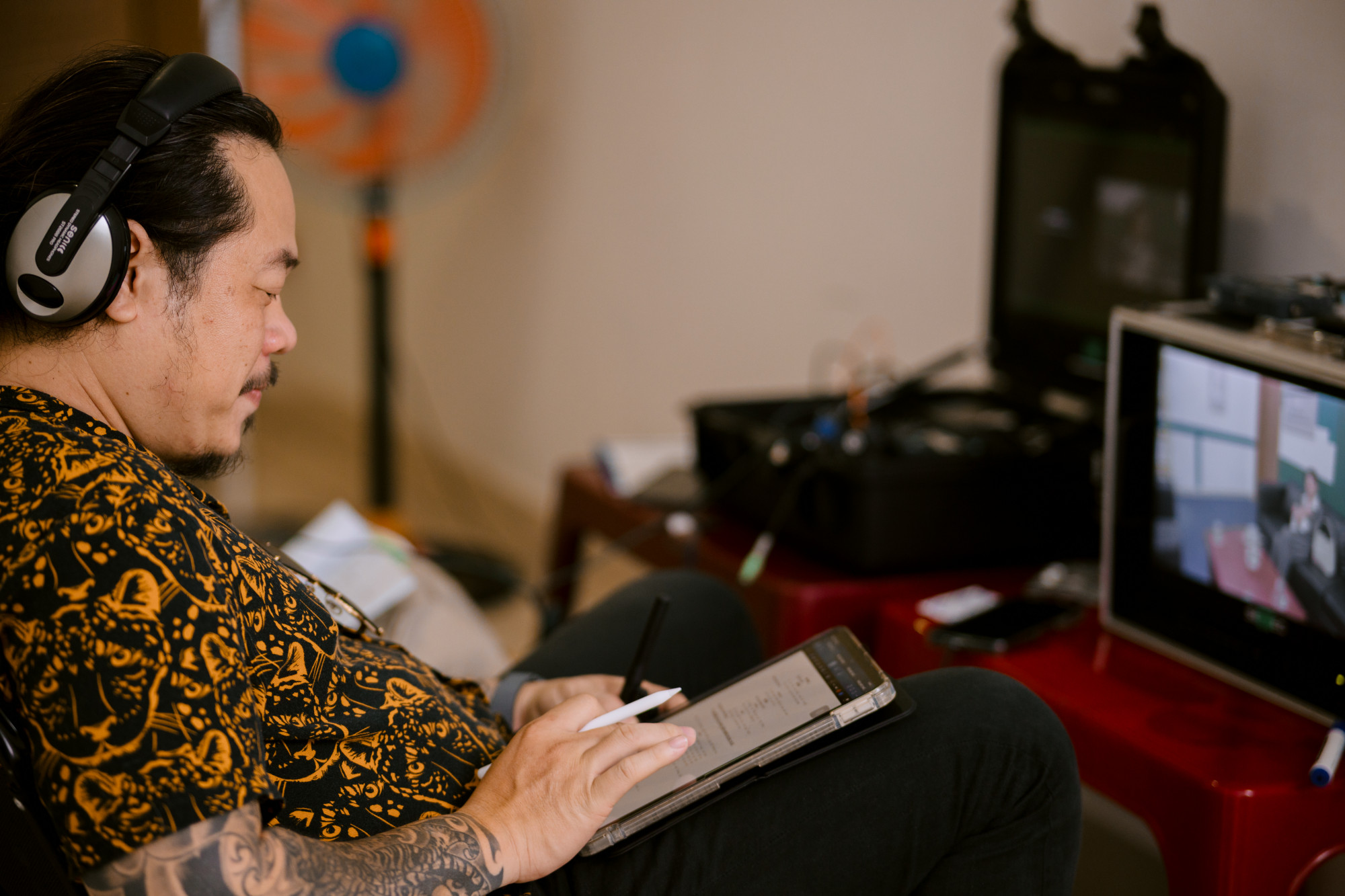 Đạo diễn Lee Nghĩa đang theo dõi một cảnh quay 