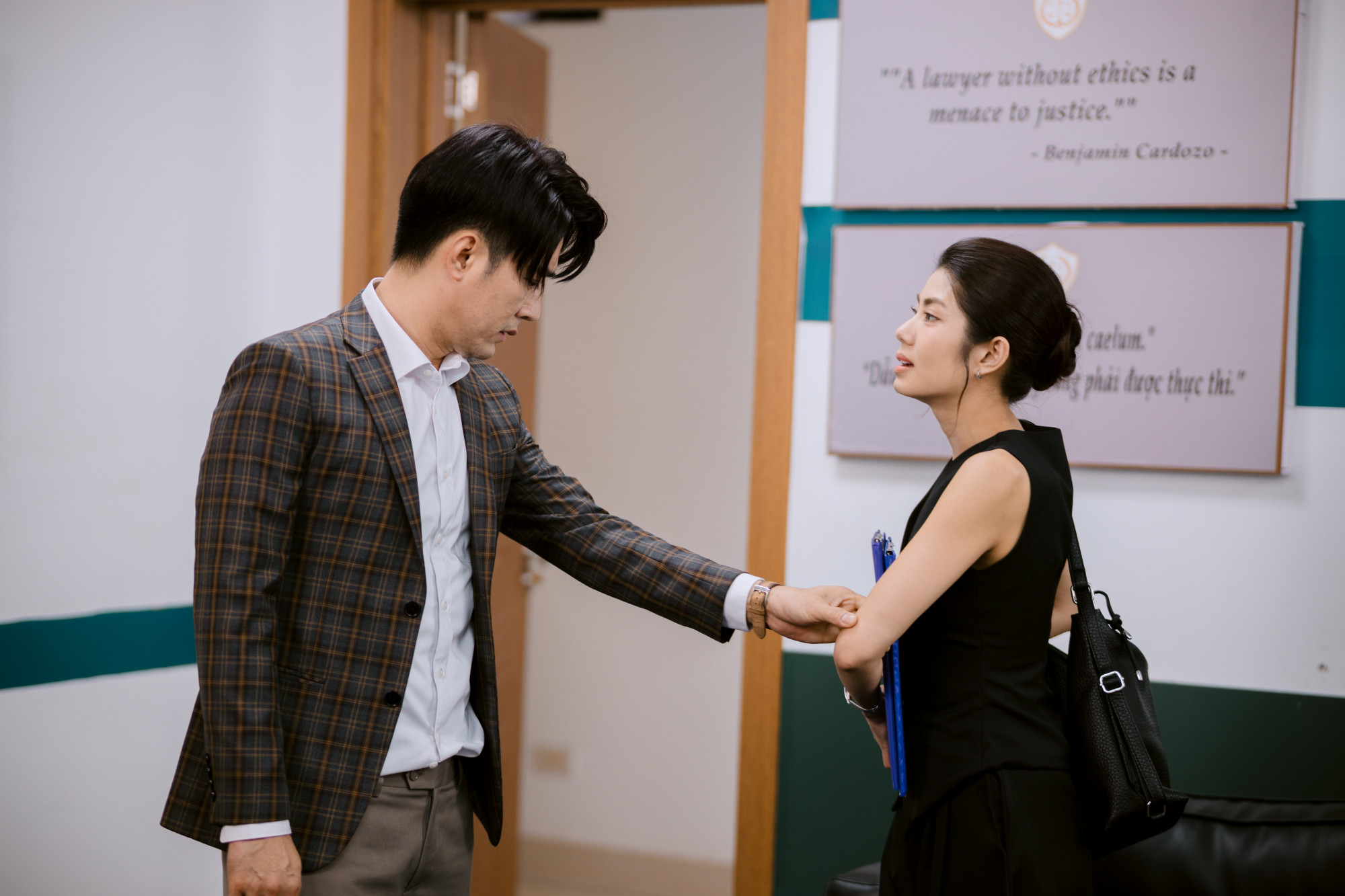 Những đứa con khác họ chuyển tải chủ đề về tình thân, gia đình