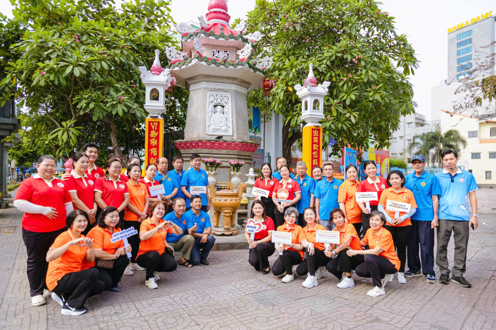 Đoàn dừng ở Tượng Đài Bồ Tát Thích Quảng Đức