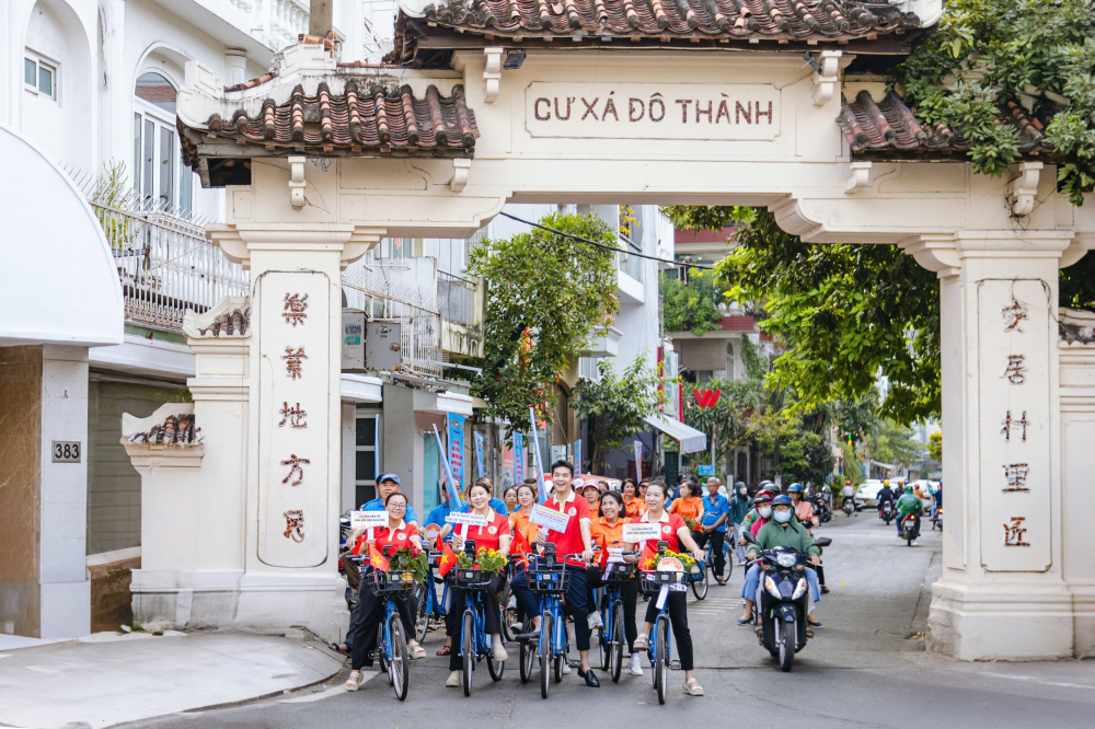 Các đại biểu chụp ảnh checkin tại Cư Xá Đô Thành - Ảnh: CT