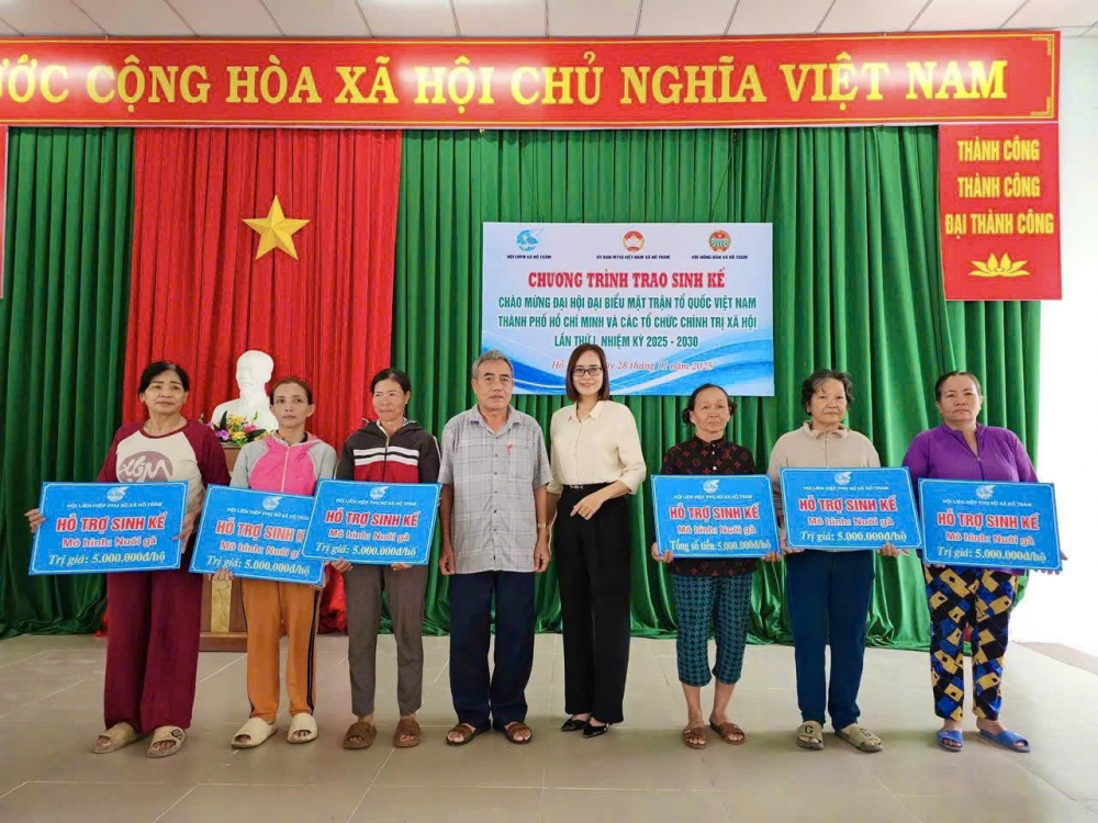 Hội viên phụ nữ có khăn nhận bảng tượng trưng phương tiện sinh kế